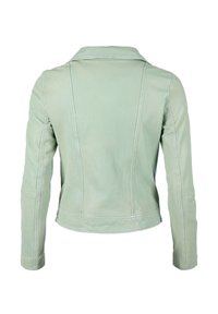 Miętowa zielona kurtka ze skóry o dopasowanym kroju, z kołnierzem i widocznymi przeszyciami. Posiada długie rękawy i krótki fason.