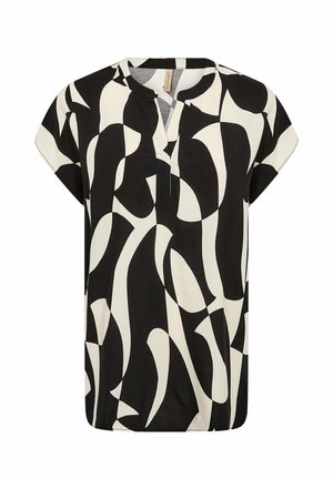 Zwart-witte blouse met korte mouwen en abstracte gebogen vormen, voorzien van een kleine V-hals en een gedeeltelijke frontsluiting.
