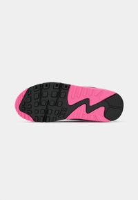 Nike sportinio batu padas su juodu ir rožiniu guminiu protektoriumi, turinčiu geometrinius raštus ir Nike logotipą centre.