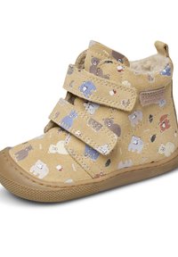 Scarpa in suede beige con un motivo di orsi colorati, doppie fascette in Velcro, interno morbido e suola in gomma con grip testurizzato.