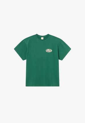 Grünes Baumwoll-T-Shirt mit kurzen Ärmeln, Rundhalsausschnitt und einem kleinen ovalen Logo auf der Brust. Hat eine lockere Passform und eine glatte Textur.