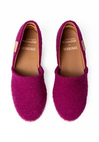 Scarpe slip-on fucsia in feltro con una texture morbida, soletta in pelle, punta rotonda e suola in fibra naturale. Branding sulla soletta e sui lati.