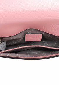 Rosa Handtasche mit strukturiertem Äußeren, ausgestattet mit einem geräumigen grauen Innenraum, der in Fächer unterteilt ist, sowie einem mit Logo versehenen Etikett im Inneren.