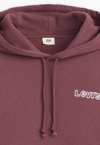 Burgunderfärgad hoodie med dragsko, prydd med en vit broderad "Levi's"-logotyp. Mjuk kvalitet och en rymlig huva.