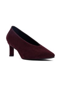 Zapato de tacón de ante burdeos con punta afilada y tacón bloque de altura media, con una textura suave y un diseño minimalista.