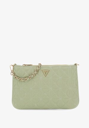 Polsiera trapuntata verde chiaro con cinturino a catena dorata, chiusura con cerniera e placca triangolare con logo Guess al centro anteriore.