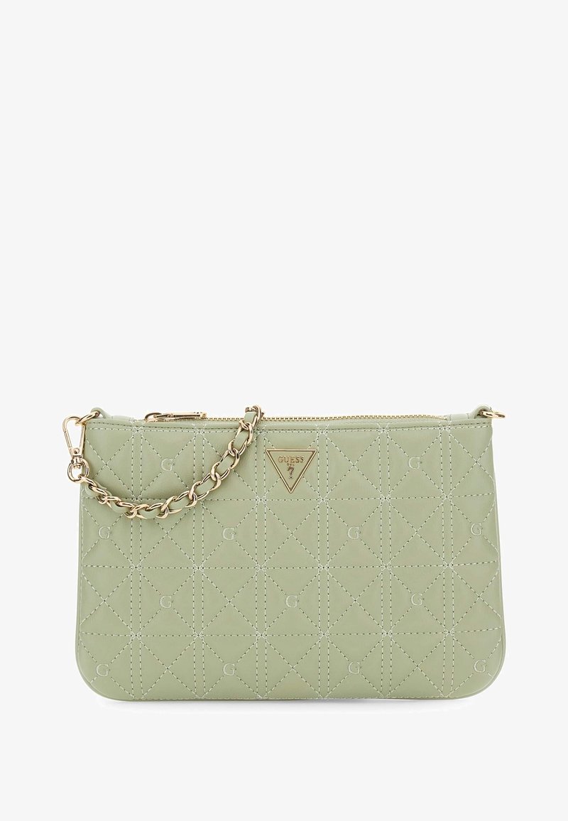 Brățară matlasată verde deschis cu curea lanț auriu, închidere cu fermoar și o placă triunghiulară cu logo-ul Guess în centrul frontal.