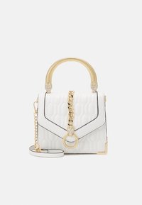 Valkoinen tikkikäsilaukku, jossa on kultaketju-aksentti, kaareva kahva ja irrotettava hihna. Ominaisuuksiin kuuluu mehiläispesätekstuuri ja kultaiset tarvikkeet.