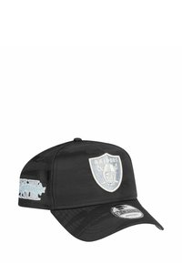 Schwarze Kappe mit rundem Schirm und geprägtem Raiders-Logo. Verfügt über ein monotones Camouflage-Muster. Hergestellt aus weichem Stoff mit verstellbarem Riemen hinten.