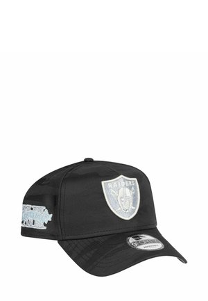 Casquette noire avec un visière arrondie et un logo Raiders en relief. Présente un motif camouflage ton sur ton. Tissu doux avec une sangle ajustable à l'arrière.