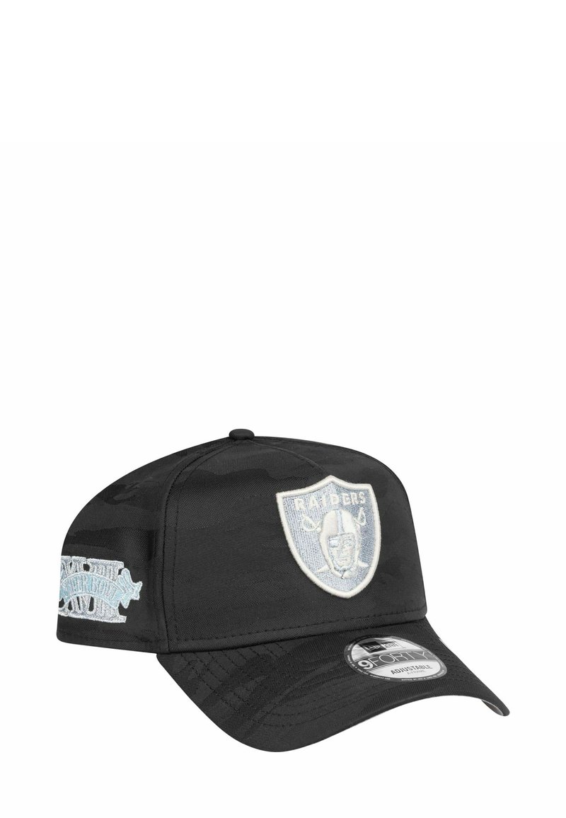 Schwarze Kappe mit rundem Schirm und geprägtem Raiders-Logo. Verfügt über ein monotones Camouflage-Muster. Hergestellt aus weichem Stoff mit verstellbarem Riemen hinten.