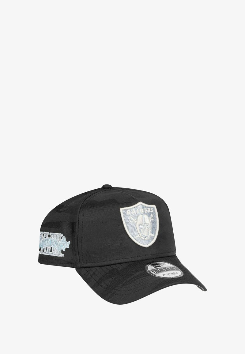 Schwarze Kappe mit rundem Schirm und geprägtem Raiders-Logo. Verfügt über ein monotones Camouflage-Muster. Hergestellt aus weichem Stoff mit verstellbarem Riemen hinten.