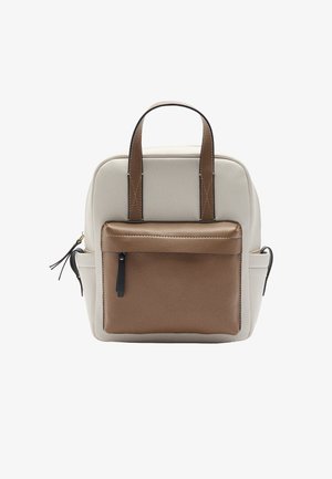 Plecak o gładkiej, jasnoszarej powierzchni i kontrastującym, teksturowanym brązowym przednim kieszeni. Posiada krótkie, podwójne uchwyty oraz zamek błyskawiczny na górze.