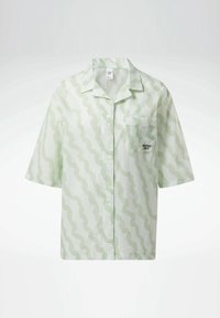 Chemise à manches courtes à boutons avec un motif ondulé vert clair, une poche poitrine gauche, et le logo Reebok sur la poche.