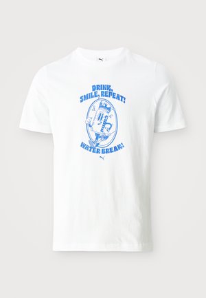 Camiseta blanca de algodón con un diseño gráfico azul que incluye el texto: "¡BEBE, SONRÍE, REPITE!" y "¡PAUSA PARA BEBER!" en una fuente divertida. Manga corta.