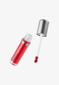 Tubetto di lucidalabbra rosso con tappo argentato rimosso, applicatore con punta in spugna morbida che mostra il lucidalabbra rosso, nome del marchio "KIKO MILANO" visibile.