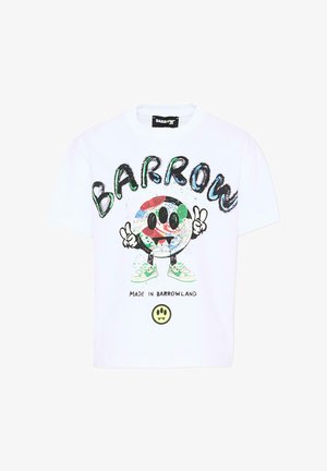 Biała koszulka z kolorową grafiką uśmiechniętej twarzy w sneakersach, dłońmi pokazującymi znak pokoju, napisem "BARROW" u góry oraz "Made in Barrowland" na dole.