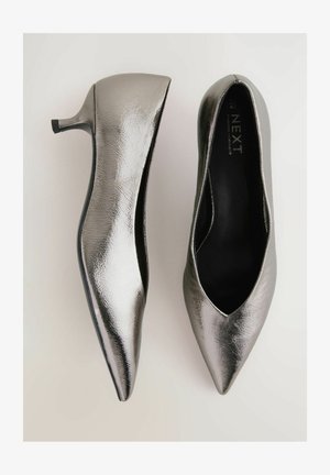 Silberne LacklederHigh Heels mit einer spitzen Zehe und einem schlanken 10 cm hohen Absatz. Glatte Textur mit dezenten Faltendetails.