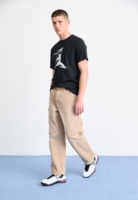 Jordan CREW - Apdrukāts T-krekls - black/sail