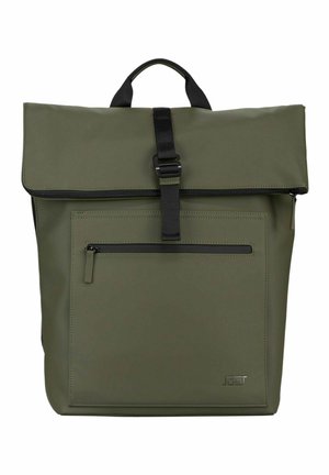Sac à dos rectangulaire vert olive avec un rabat supérieur maintenu par une boucle noire, une poche avant zippée et une poignée noire.