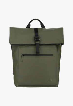 Sac à dos rectangulaire vert olive avec un rabat supérieur maintenu par une boucle noire, une poche avant zippée et une poignée noire.