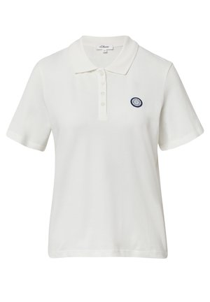 Polo shirt blanc en coton, avec une patte de boutonnage, des manches courtes et un logo bleu brodé sur la poitrine. Design de col plat.