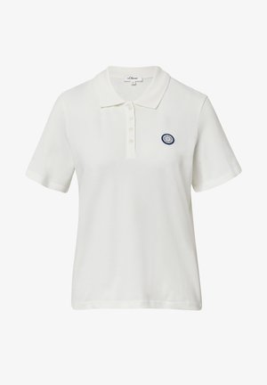 Polo shirt blanc en coton, avec une patte de boutonnage, des manches courtes et un logo bleu brodé sur la poitrine. Design de col plat.