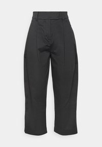 Pantalon noir à taille haute, jambes larges et plis avant. Fabriqué en tissu lisse sans motifs visibles ni détails matériels.