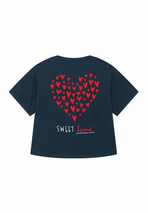 Tumši zila kokvilnas T-krekls ar brīvu piegriezumu, kas aizmugurē rotāts ar sarkanu sirdīšu grupu un baltu tekstu "SWEET heart".
