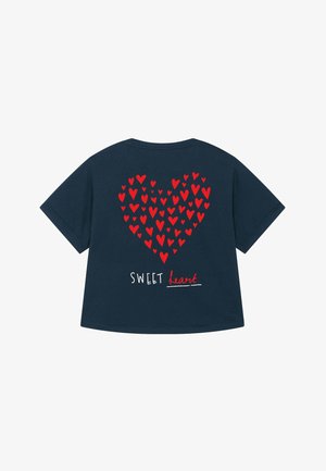 Mornarsko modra bombažna majica, oversize kroj, z zvezdo rdečih src in besedilom "SWEET heart" v beli barvi na hrbtu.