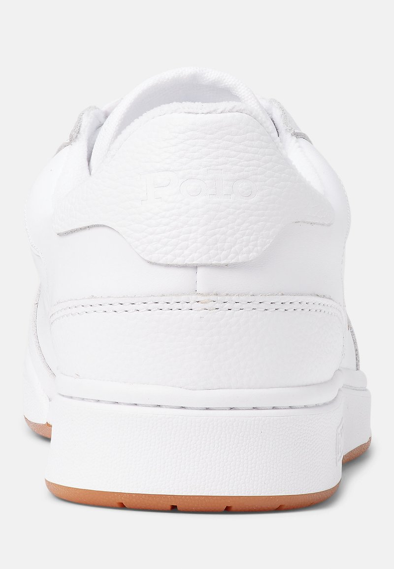 Weiße Leder-Sneaker mit strukturiertem Finish, Logo-Detail auf der Rückseite, gepolstertem Kragen und Gummi-Außensohle. Einfaches, niedriges Design.