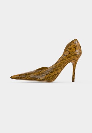 Scarpa con tacco alto a punta singola con motivo in pelle di serpente marrone e nero su sfondo chiaro.