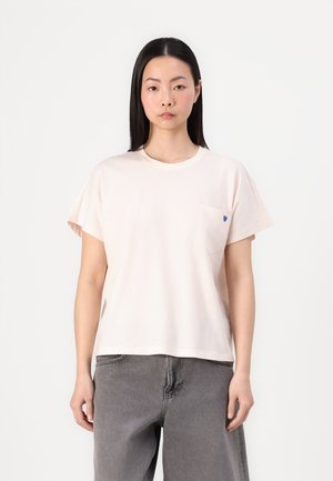 T-shirt en coton rose clair à manches courtes, col rond et poche poitrine ornée d'un petit motif en forme de cœur bleu. Coupe décontractée.
