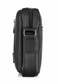 Czarna skórzana torba o fakturowanym wykończeniu, z zamknięciem na zamek, regulowanym paskiem i metalowymi akcesoriami. Kompaktowy prostokątny kształt z boczną kieszenią.