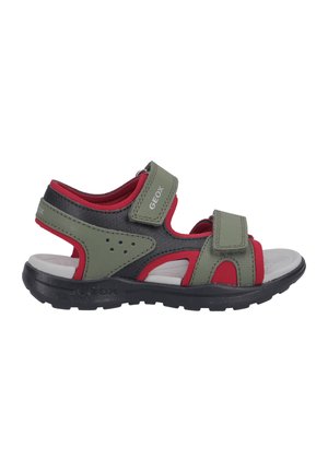 Sandalias verdes y negras con acentos rojos, hechas de material sintético, que presentan dos correas ajustables de Velcro y una suela texturizada.