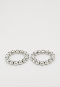 Deux bracelets en métal argenté, composés de sphères polies avec un design sans couture. Chacun a une forme circulaire uniforme et une texture lisse.
