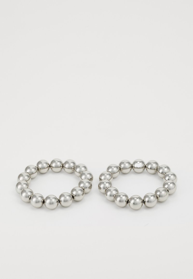 Deux bracelets en métal argenté, composés de sphères polies avec un design sans couture. Chacun a une forme circulaire uniforme et une texture lisse.