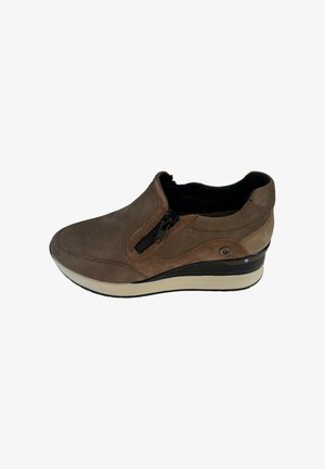 Scarpa slip-on in camoscio marrone con zip laterale, tacco a zeppa basso, texture liscia e suola più chiara a contrasto. Presenta un logo discreto sul tallone.