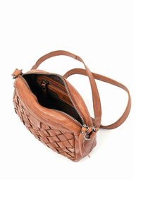 Tkaná hnedá kožená crossbody taška so zipsovým uzáverom, nastaviteľným popruhom a textúrovaným povrchom; interiér má tmavé podšívku.