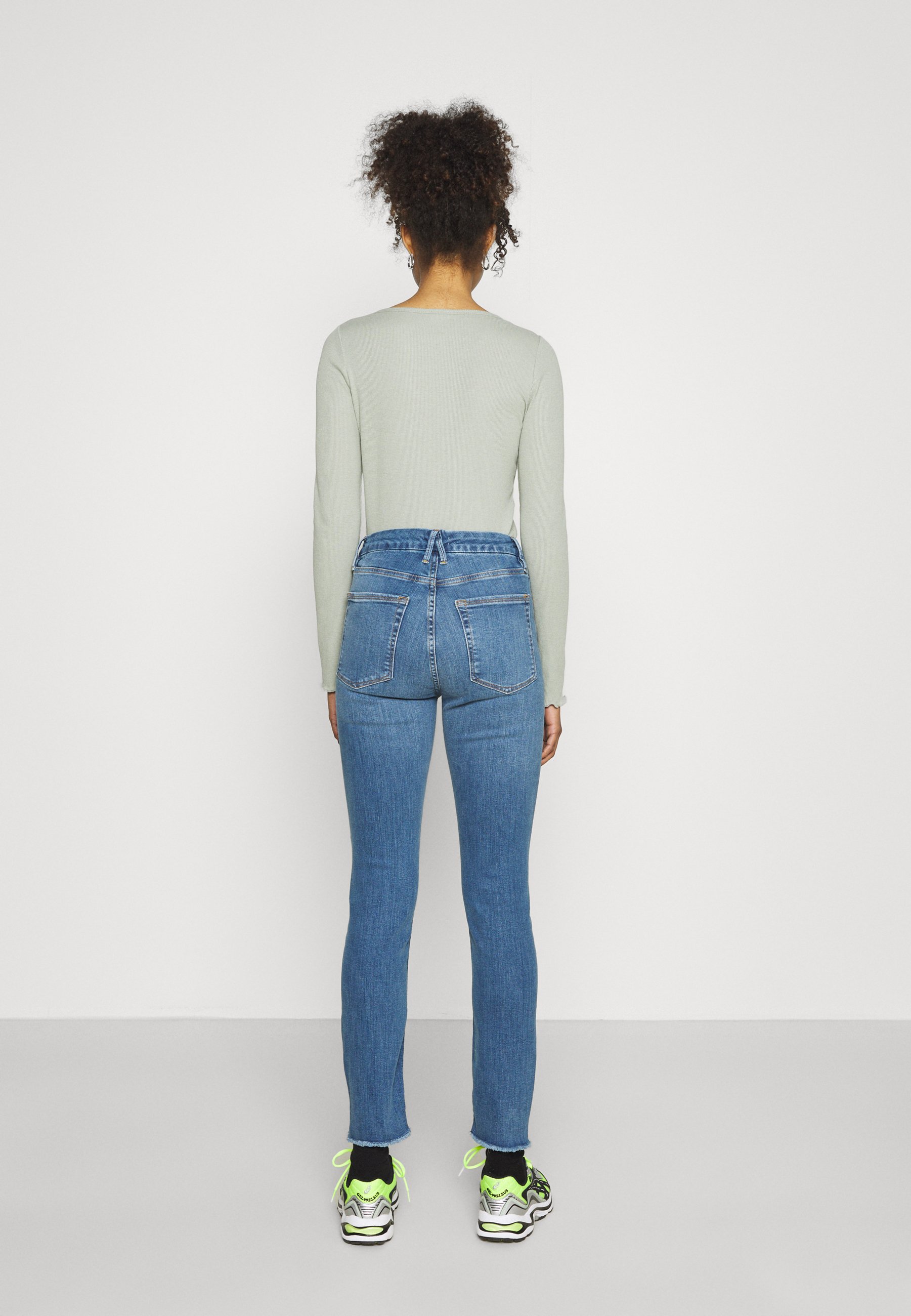 Good American GOOD LEGS JAGGED FRAY HEM 