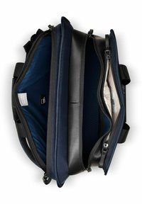 Sac à dos rayé noir et bleu marine avec plusieurs compartiments, doté de fermetures éclair, d'une doublure intérieure texturée et d'un logo.