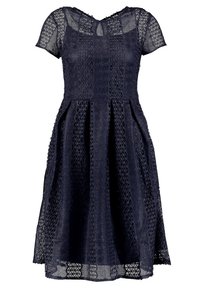 Laivastonsininen pitsimekko lyhyillä hihoilla, teksturoituja timanttikuoseja, tiukka vartalo-osa ja liehuva hame, jossa on pyöreä pääntie.