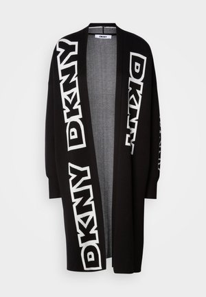 Dugi crni kardigan širokih rukava, s istaknutim bijelim DKNY logotipima duž prednje strane i rukava. Meki, teksturirani materijal.