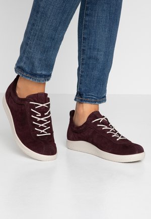 Bordowe zamszowe sneakersy z beżowymi gumowymi podeszwami, z białymi sznurowadłami i przeszyciami, okrągłym noskiem oraz minimalnymi detalami marki.