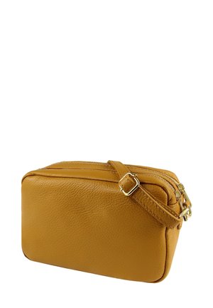 Senfgelbe Lederhandtasche mit rechteckiger Form, strukturierter Oberfläche, zwei Reißverschlüssen und verstellbarem Riemen mit goldfarbenen Metallakzenten.