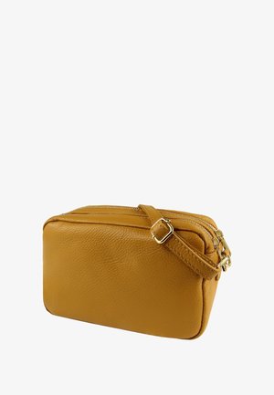 Mosterdgele leren tas met een rechthoekige vorm, een gestructureerd oppervlak, dubbele ritsen en een verstelbare riem met gouden accenten.