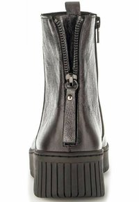 Czarne skórzane botki za kostkę z zamkiem błyskawicznym z tyłu, gumową podeszwą i teksturowanym wierzchem o gładkim wykończeniu, z niskim obcasem.