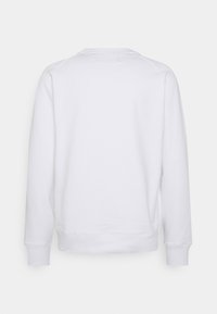 Prosty biały długi rękaw bluzy pokazany od tyłu z prążkowanymi mankietami i pasem na neutralnym tle.