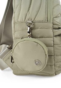 Bolso de tela acolchada verde con un pequeño estuche redondo con cremallera adjunto. Presenta un acento de hardware plateado y una correa ajustable.