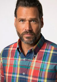 Camisa de hombre de algodón con botones, que presenta un patrón de cuadros multicolor en tonos rojos, verdes y azules; cuello clásico y bolsillo en el pecho.